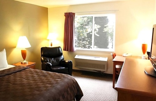 Kellogg Apartment | 1 King Bed with Recliner at FairBridge Inn & Suites Kellogg