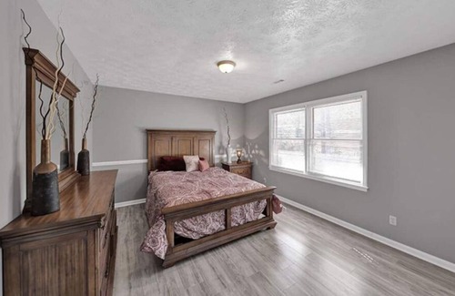 Anniston House | #1 Luxury Home Stay w/ Lake Views