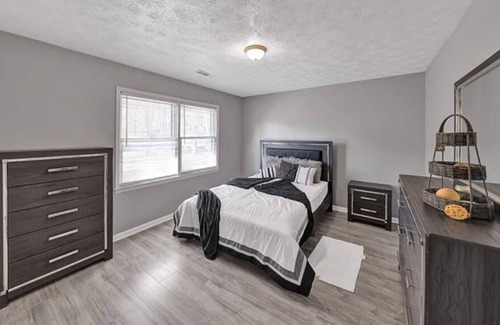 Anniston House | #1 Luxury Home Stay w/ Lake Views