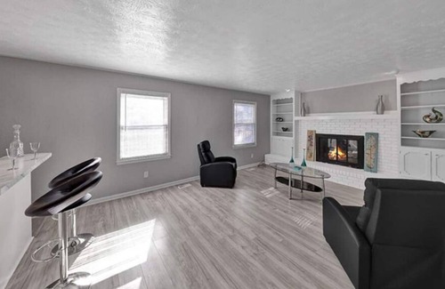 Anniston House | #1 Luxury Home Stay w/ Lake Views