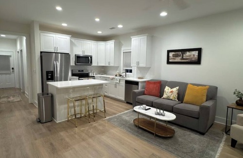 Auburn House | 1 mi from Toomer’s/2 mi from Jordan Hare nSleeps 8