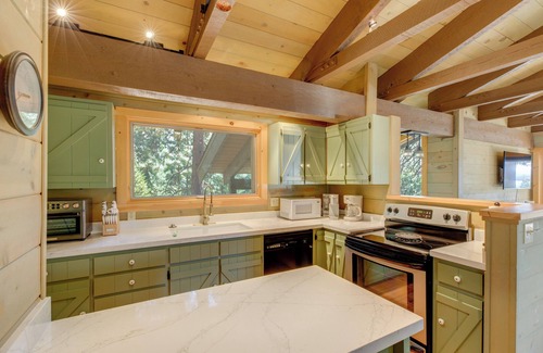 Lake Almanor Country Club Cabin | 1 Mi to Beach & Golf Course! Lake Almanor Cabin