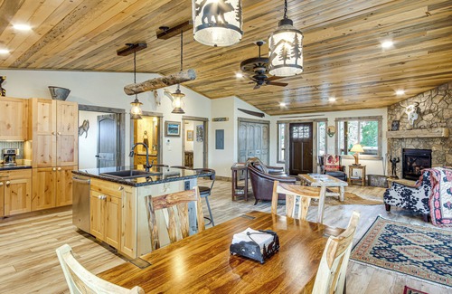 Pray Cabin | < 1 Mi to Chico Hot Springs: Mtn-View Hideaway!