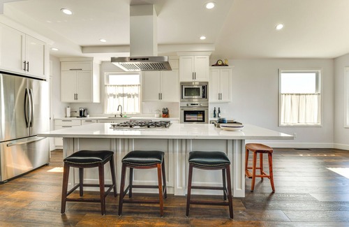 Benicia House | 1 Mi to Downtown Benicia: Scenic Cliffside Escape