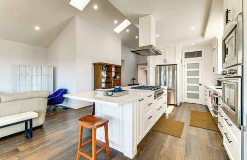 Benicia House | 1 Mi to Downtown Benicia: Scenic Cliffside Escape