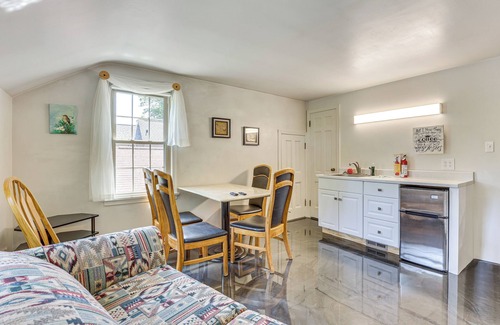 Salem Apartment | 1 Mi to Dtwn Salem: Apt w/Garage Access!