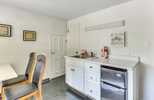 Salem Apartment | 1 Mi to Dtwn Salem: Apt w/Garage Access!