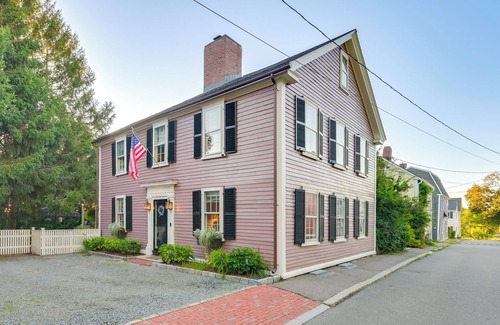 Salem Apartment | < 1 Mi to Dtwn Salem: Apt w/Shared Patio & Yard!