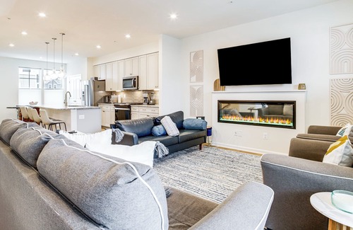 Cambridge House | < 1 Mi to Dtwn: Waterfront Townhome in Cambridge!