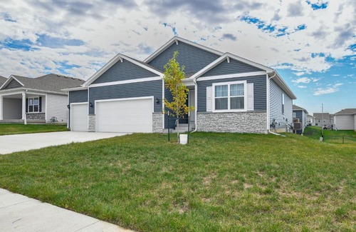 Waukee House | 1 Mi to Golf Quiet Waukee Home with Fireplace!