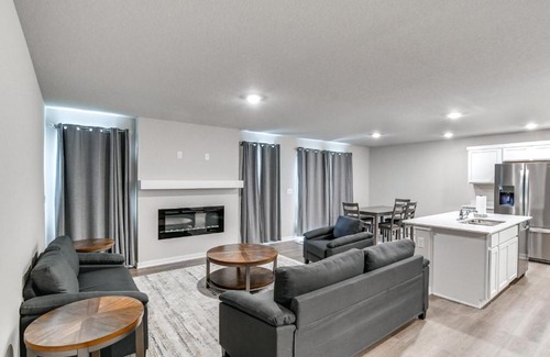 Waukee House | 1 Mi to Golf Quiet Waukee Home with Fireplace!