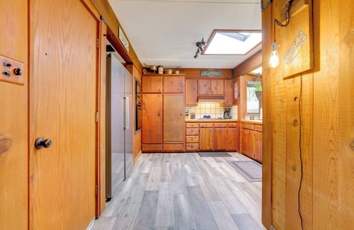 Placerville Cabin | 1 Mi to Lake: Hot Tub Haven in Pollock Pines!