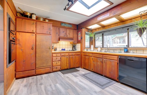 Placerville Cabin | 1 Mi to Lake: Hot Tub Haven in Pollock Pines!