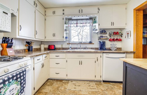 Green Bay House | 1 Mi to Lambeau Field: Residential Home w/Yard