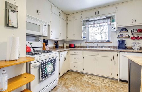 Green Bay House | 1 Mi to Lambeau Field: Residential Home w/Yard