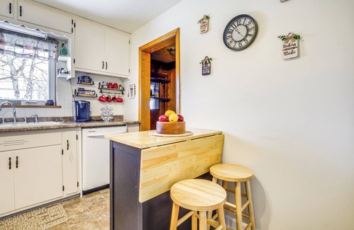 Green Bay House | 1 Mi to Lambeau Field: Residential Home w/Yard