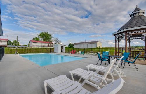 Stoutsville House | 1 Mi to Mark Twain Lake Cabin with Community Pool