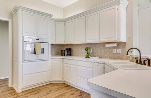 Edmond House | < 1 Mi to Oak Tree National: Cozy Getaway!