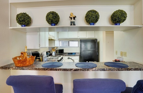 Franklin Condo | 1 Mi to the Ocean: Long Beach Condo w/Pool Access