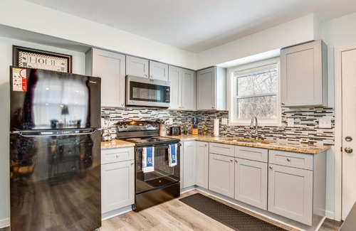 Independence Apartment | 1 Mi to Truman Library Apt with Large Yard!