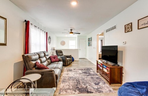 Independence Apartment | 1 Mi to Truman Library Apt with Large Yard!