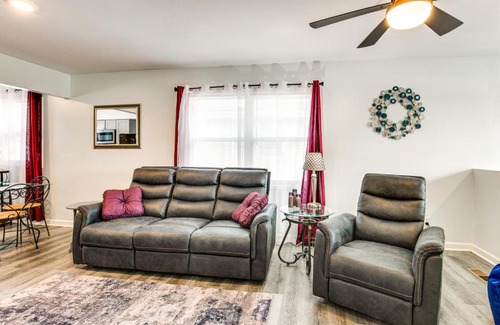 Independence Apartment | 1 Mi to Truman Library Apt with Large Yard!