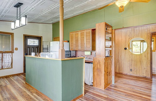 Fostoria Cabin | < 1 Mi to Tuttle Creek Lake: Cabin w/2 Kayaks!