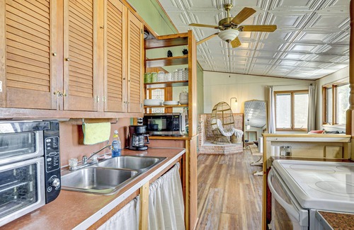 Fostoria Cabin | < 1 Mi to Tuttle Creek Lake: Cabin w/2 Kayaks!