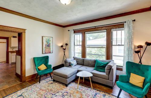 Lincoln House | 1 Mi to UNL Group Getaway with Game Area