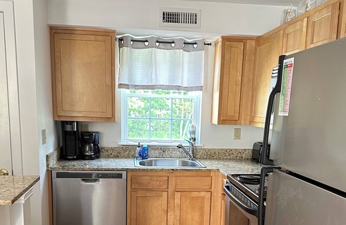 Kennebunkport Condo | 1 mile drive to GRB-1st Floor Condo