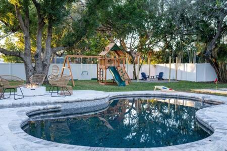 Wexford Leas House | 1 Mile to Honeymoon Island ~Heated Pool ~Putt Putt