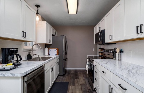 Vermilion Cottage | 1 Mile to Lake, CLEAN, Private Yard, Fireplace, Memory Foam, Parking, Netflix