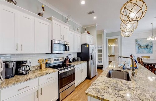 Gulf Shores House | 1 Min walk to beach | Sleeps 10 | Pool & Pier