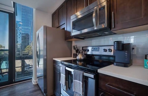 North Buckhead Apartment | 1 MIN WALK to Lennox MALL/5-star Restaurant/POOL/GYM 24hr
