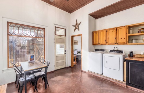 Tombstone House | 1 min walk to O.K. Corral & Allen St. Perfect for families & dog friendly.