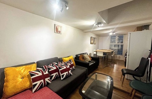 Shepherd's Bush Apartment | 1 minute to Westfield/tube