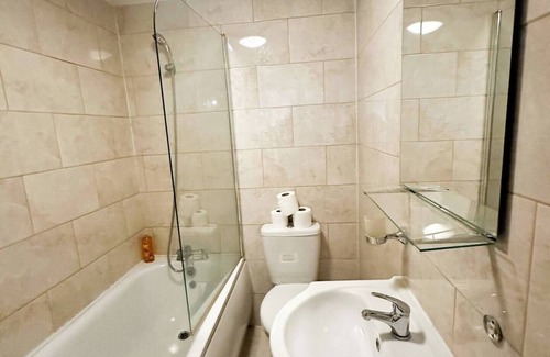 Shepherd's Bush Apartment | 1 minute to Westfield/tube