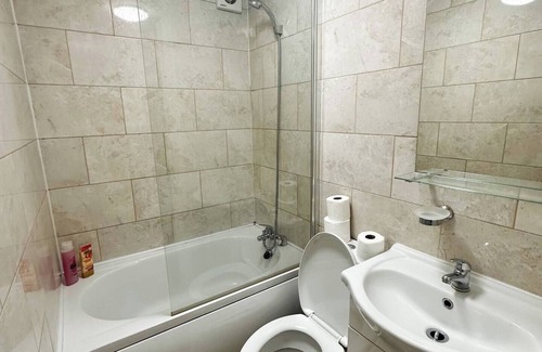 Shepherd's Bush Apartment | 1 minute to Westfield/tube