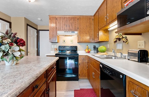 Green Bay Apartment | 1 or 2 Bedrooms in spacious duplex for traveling professional close to Titletown