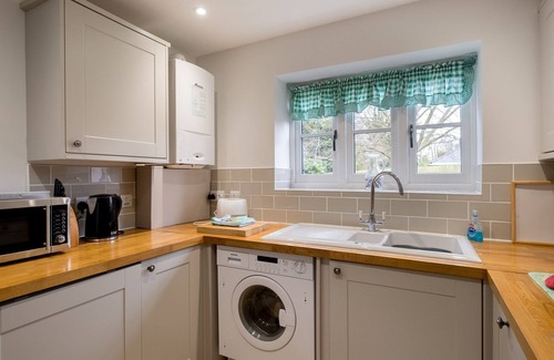 Saxmundham Apartment | 1 Roseanna Cottage - sleeps 4 guests in 2 bedrooms
