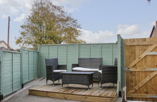 Four Crosses Cottage | 1 SARNWEN COTTAGES, pet friendly, with open fire in Four Crosses