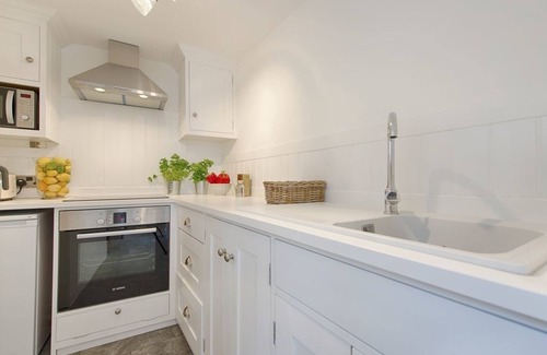 Lympstone Cottage | 1 THE QUAY, pet friendly, luxury holiday cottage in Lympstone