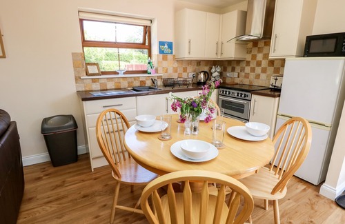 Ryde Cottage | 1 THE STABLES, with a garden in Ryde