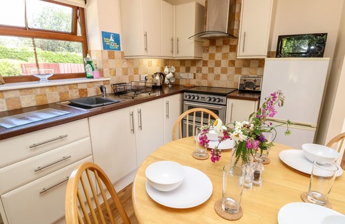 Ryde Cottage | 1 THE STABLES, with a garden in Ryde