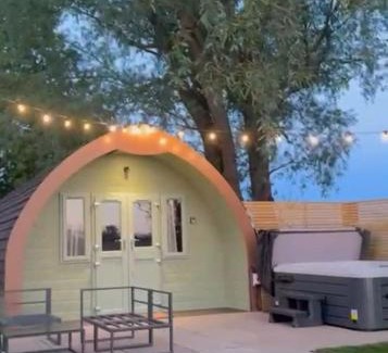 Frognall House | 1 Willowmere lakeside Hideaway