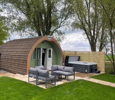 Frognall House | 1 Willowmere lakeside Hideaway