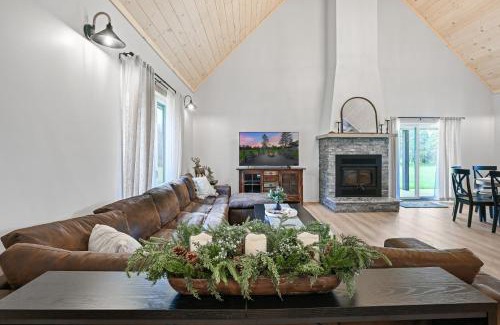 Friendship House | 10-Acre Property with Fire Pit and Grill in Arkdale!