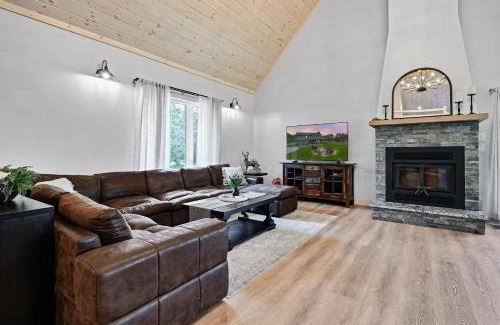 Friendship House | 10-Acre Property with Fire Pit and Grill in Arkdale!