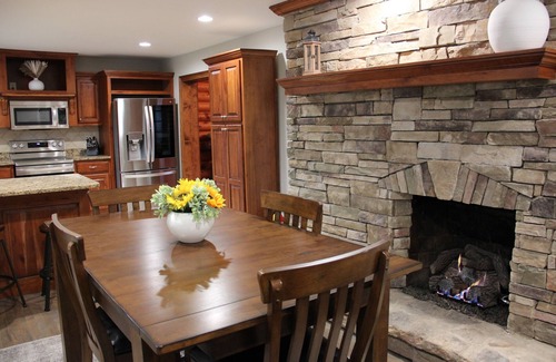 Dahlonega Cabin | 10 bdrm Cabin Lodge with Hot Tub, Grill & Firepit 10 mins from the Dahlonega Sq.