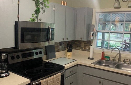 Zephyrhills West House | 10 % DISCOUNT Cheerful home on 3.5 acres with plenty parking/long term rental